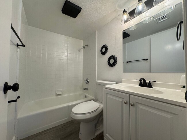 Building Photo - 2 Bedroom in the El Tovar Condominiums Near N Central Ave and W Dunlap Ave!