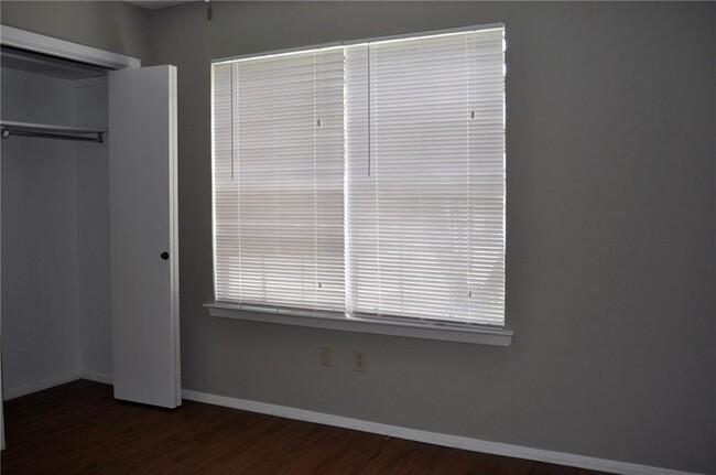 Building Photo - 8904 Curlew Dr