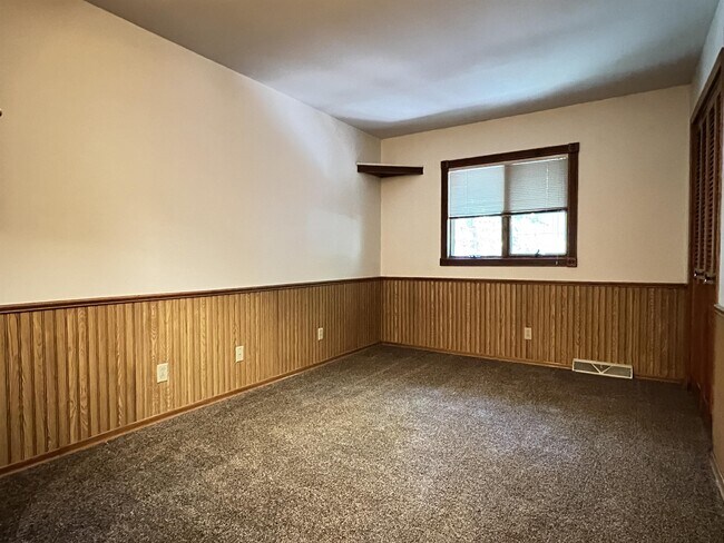 Building Photo - 104 Sunset Dr