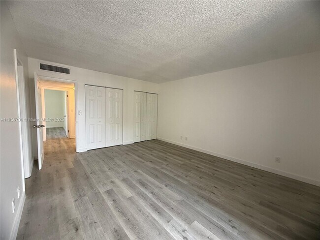 Building Photo - 20200 W Country Club Dr