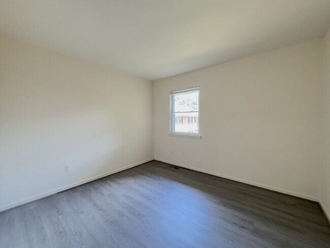 Building Photo - Comfortable Unit with Functional Layout