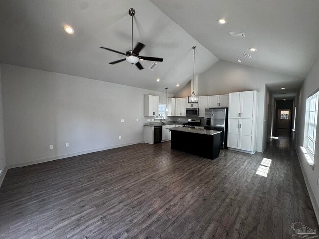 Building Photo - 102 S G St