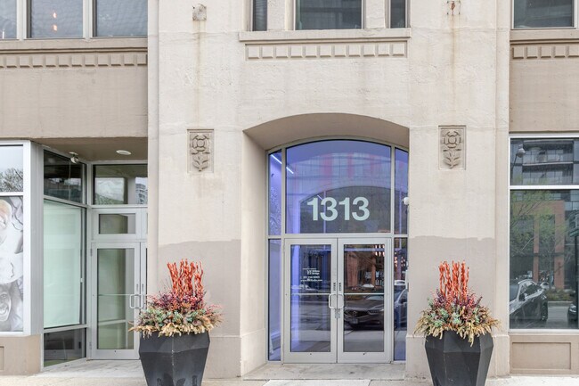 Building Photo - 1313 W Randolph St