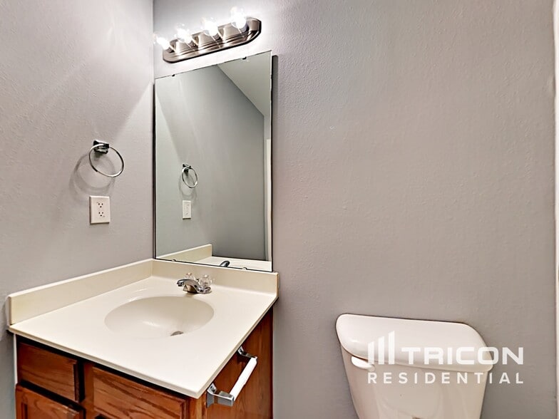 Building Photo - 964 Willow Creek Dr