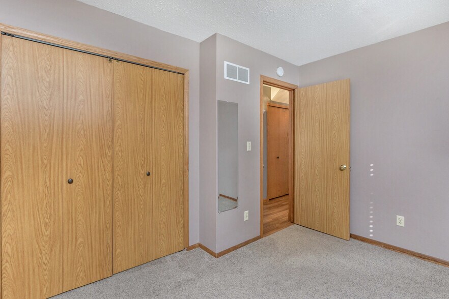 Building Photo - 1930 Center St W