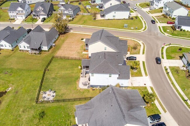 Building Photo - Show stopping 5 bed/3 bath rental in the h...