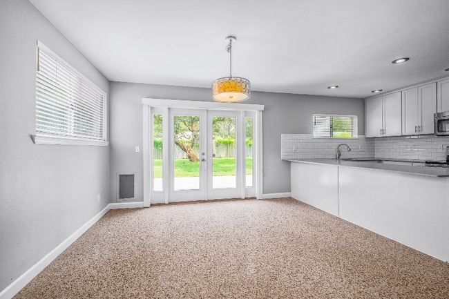 Building Photo - 302 Loruna Dr