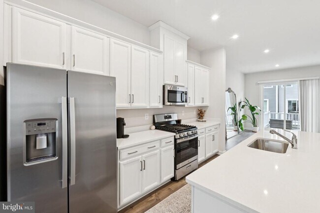 Building Photo - 1750 Blue Spruce St