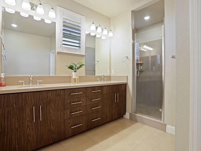 Building Photo - 2742 Carnation Way