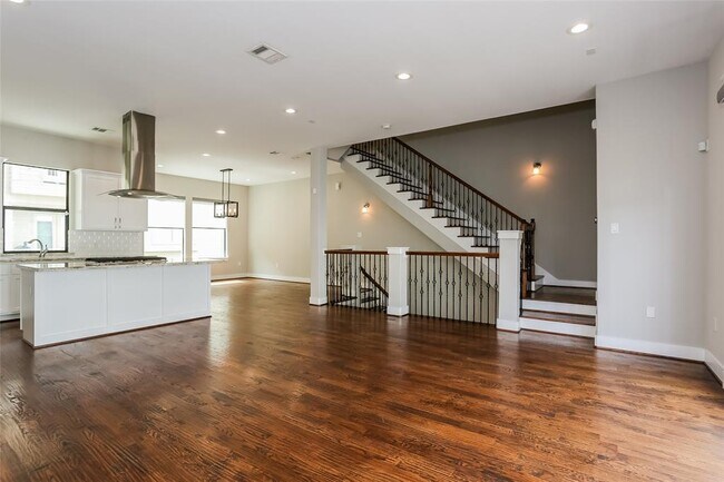 Building Photo - 606 W 28th St