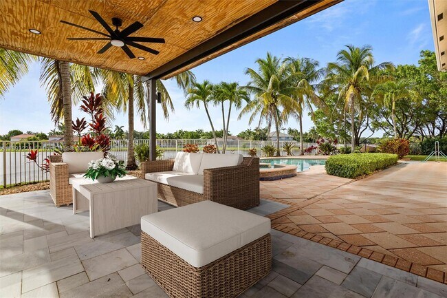 Building Photo - 926 Marina Dr