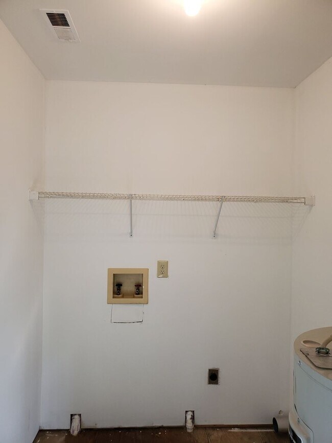 Building Photo - 2 Bedroom, 1 bath apartment Upstairs Unit