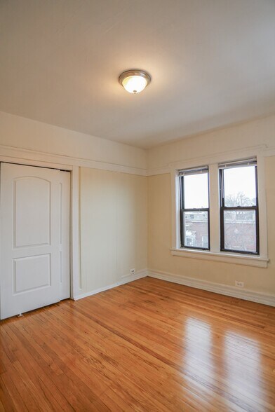 Building Photo - 7455 N Greenview Ave