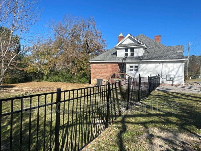 Building Photo - 610 Parks St