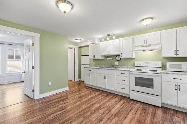 Building Photo - Spacious 3-Bed/1.5-Bath Home with Classic ...