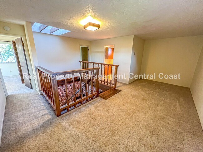 Building Photo - AVAILABLE OCTOBER - Large 4 Bedroom / 3 Ba...