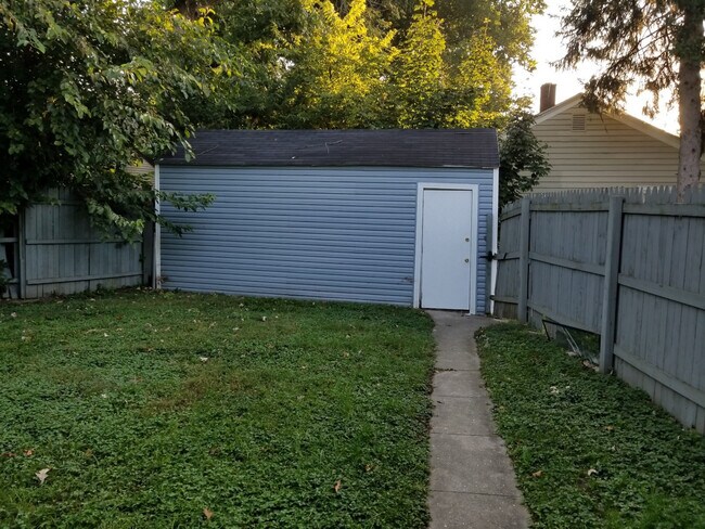 Building Photo - 1 Bedroom Ranch with Den