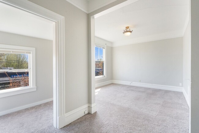 Building Photo - GATED OFF STREET PARKING - Top Floor Unit ...