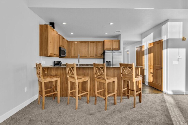 Building Photo - Top Floor Crestview Condo