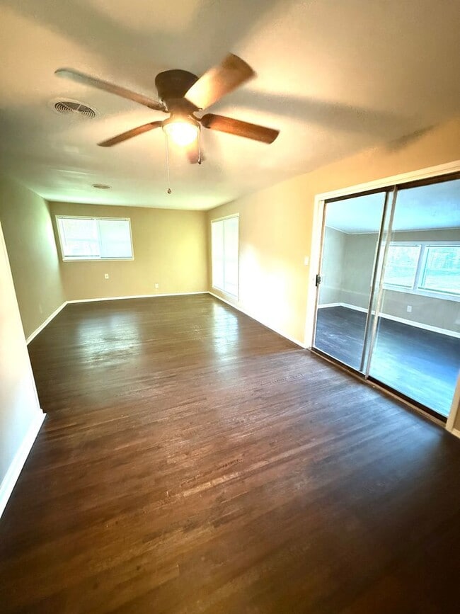Building Photo - ** 3 Bed 1.5 Bath located off Zelda Road**...