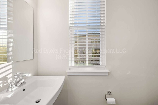 Building Photo - 9769 Oaklawn Blvd NW