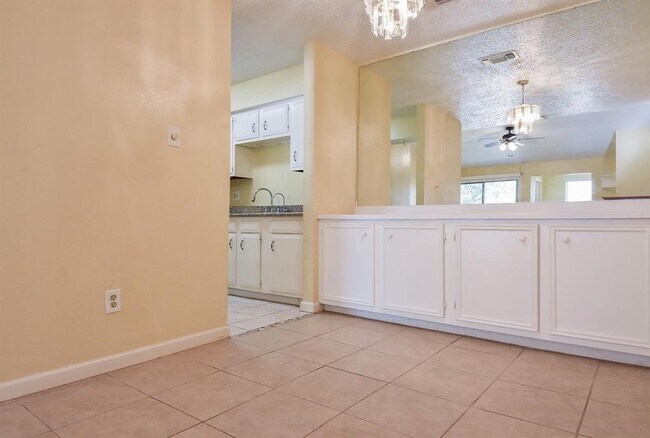 Building Photo - 10555 Turtlewood Ct