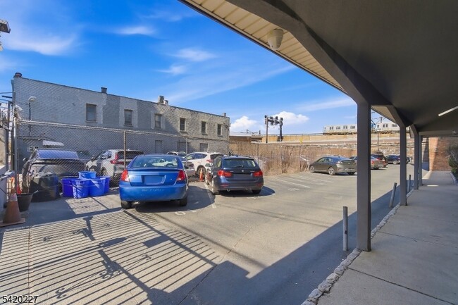 Building Photo - 39 Bruen St