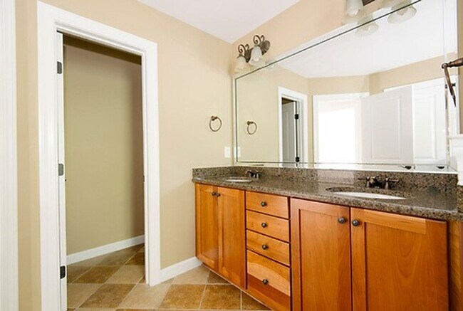 Building Photo - Gorgeous 3 Bedroom 2.5 Bathroom Townhome- Located in Stone Creek Village, Cary! Available August ...