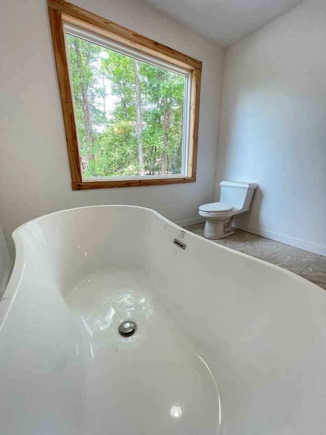 Building Photo - Big and Beautiful House with attached 1br ...