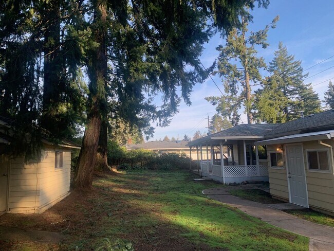 Building Photo - 3 bedrooms, 2 Baths Ranch Home with Large, Fenced Yard in the River Crest Neighborhood!