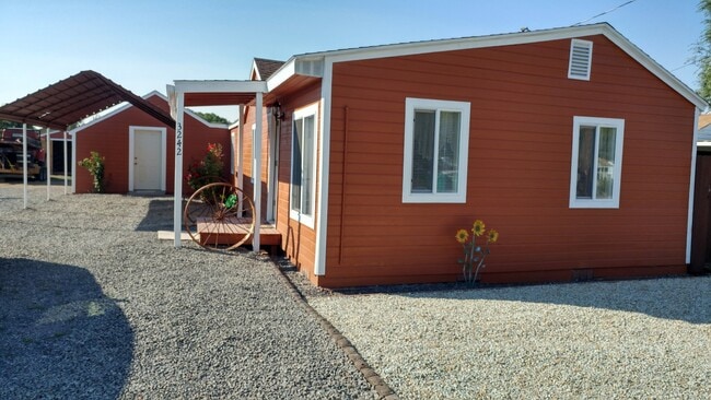 Building Photo - No Pets please! Cute and cozy home with a country feel!