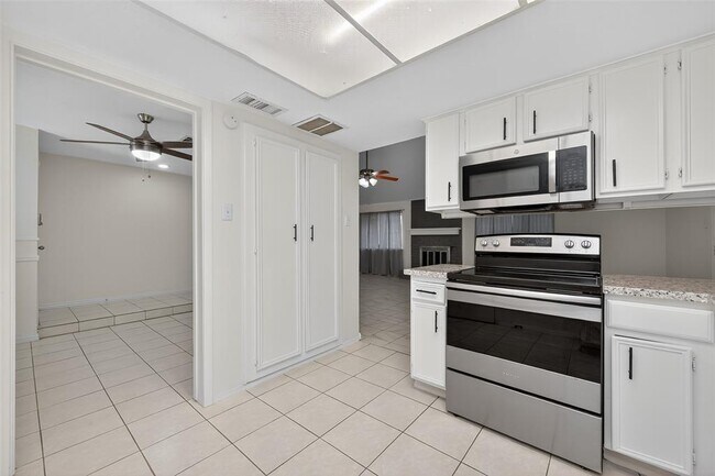 Building Photo - 23223 Naples Dr