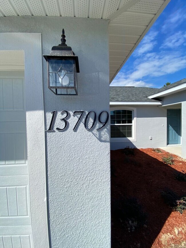 Building Photo - Desirable SW Ocala Neighborhood- 3/2/2 **WON"T LAST**