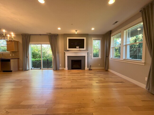 Building Photo - Modern 4-Bedroom End Unit with Community A...