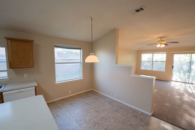 Building Photo - Spacious home over 1800 sqft!