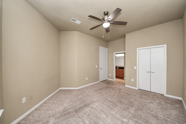 Building Photo - 5455 Richmond Ave.