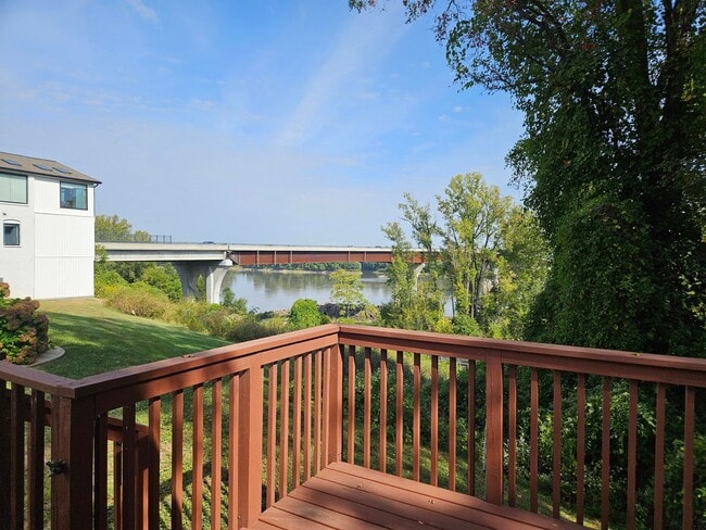 Building Photo - 3BR-1.5BA Split Level House - Washington M...