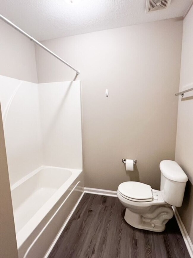 Building Photo - 2 Bedroom 1.5 Bathroom Townhome!!!