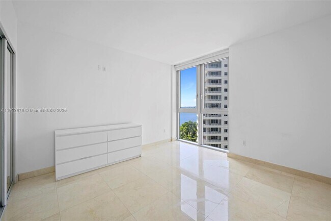 Building Photo - 1331 Brickell Bay Dr