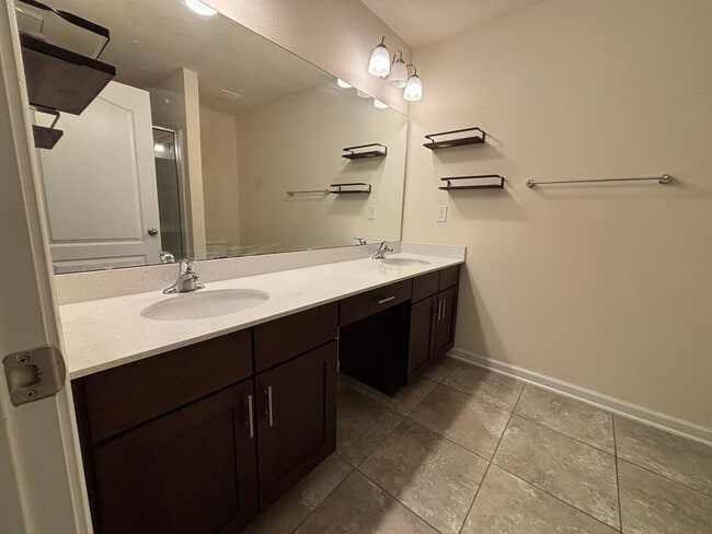 Building Photo - 2/2.5 Townhome in Prestwick – Garage & Screened Patio