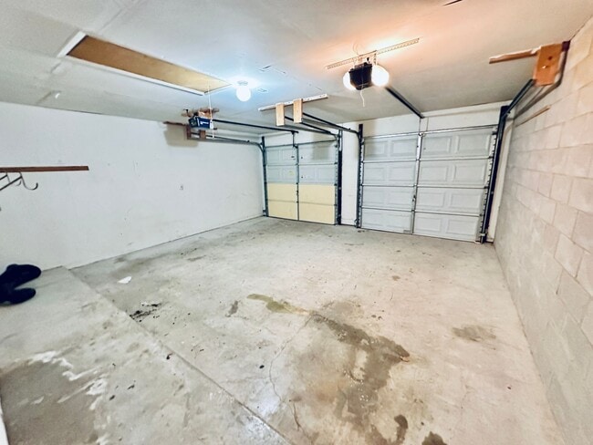 Building Photo - 5207 Thunderbird St
