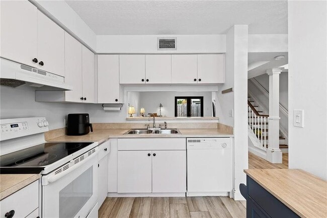 Building Photo - 247 City View Dr