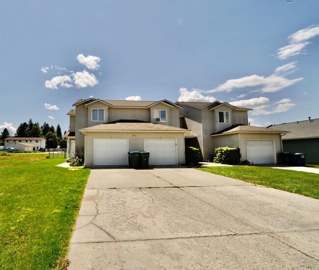 Building Photo - 3 bed 2 bath townhome