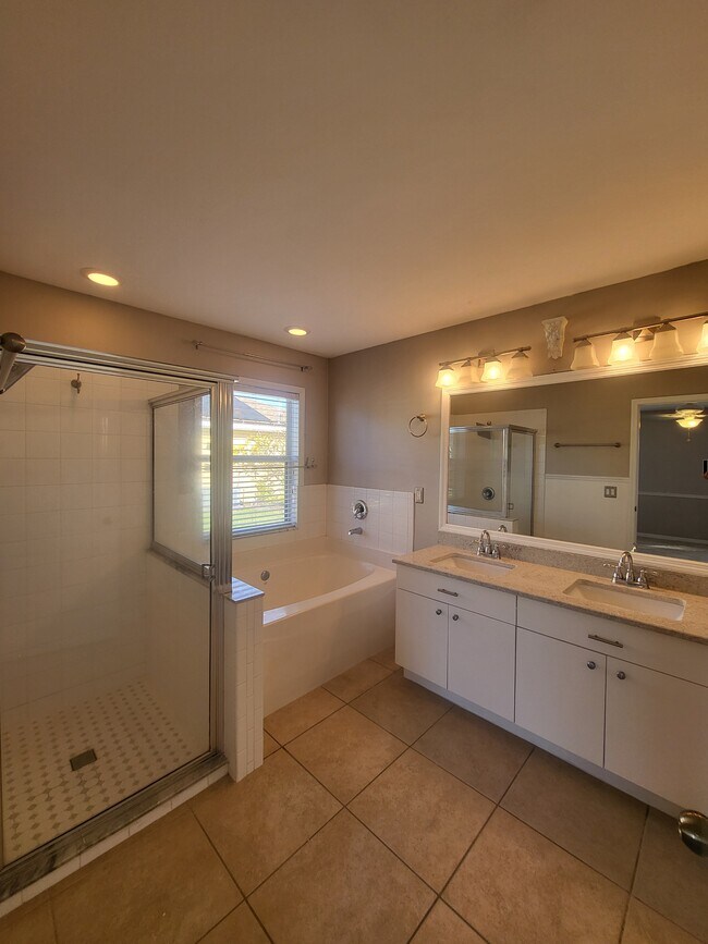 Building Photo - 1008 NW 12th Terrace