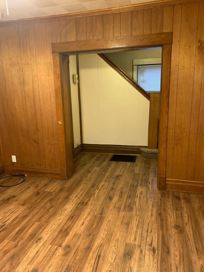 Building Photo - HOUSE FOR RENT  3 BR, 1 BA - Attached Garage - Central Air - Fenced in yard,