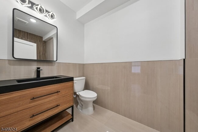 Building Photo - 52 James St