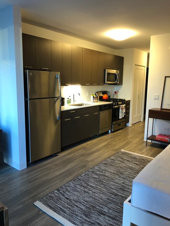 Building Photo - 637 N Wells St