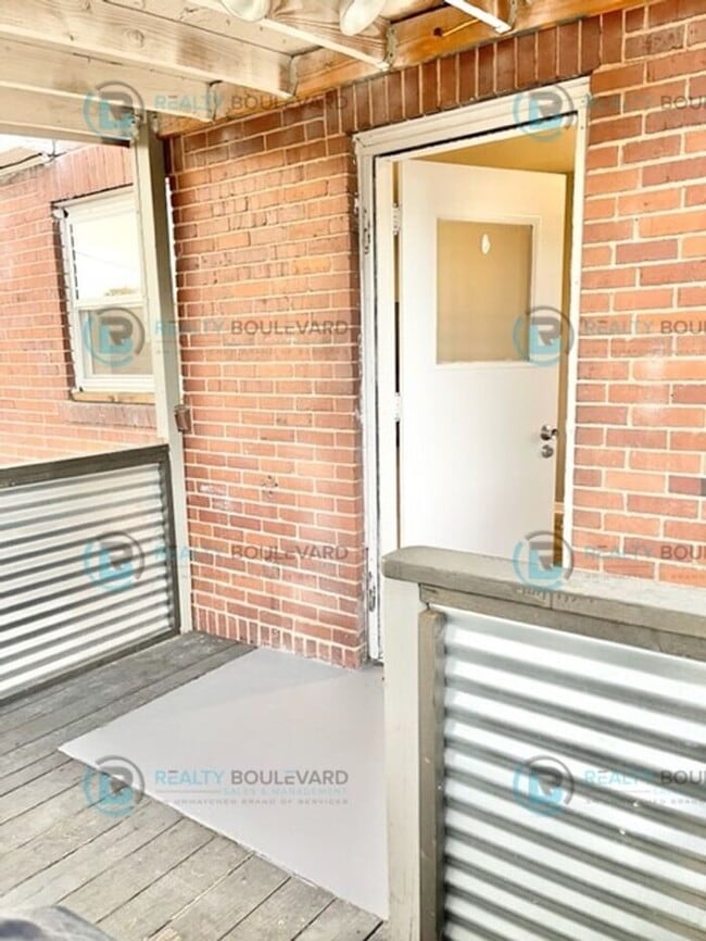 Building Photo - **1 Month Free** Stylish, Remodeled 3-Bedr...