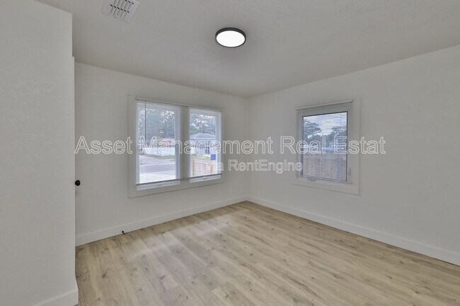 Building Photo - 875 53rd Terrace N