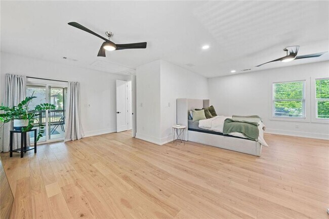 Building Photo - 320 Kelso Dr SW